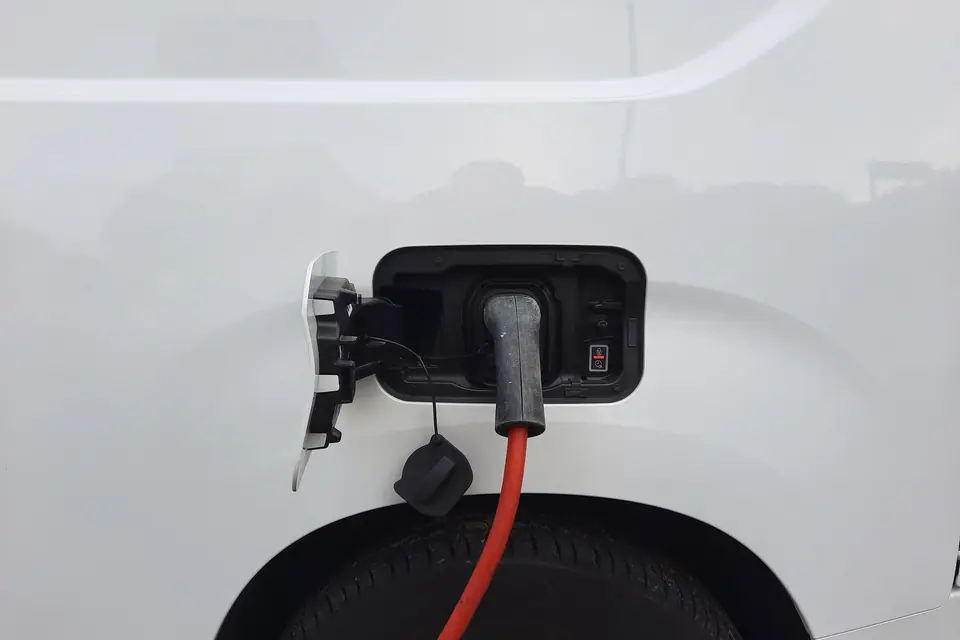 Kabel pengisian daya mobil listrik (foto ilustrasi)